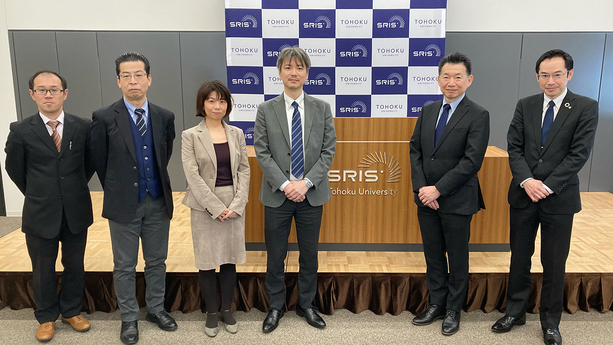 贈呈式の様子(右から、佐藤支店長、廖財務部長、千葉センター長)